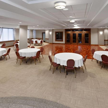 Ramada By Wyndham Milwaukee Hotel Екстериор снимка
