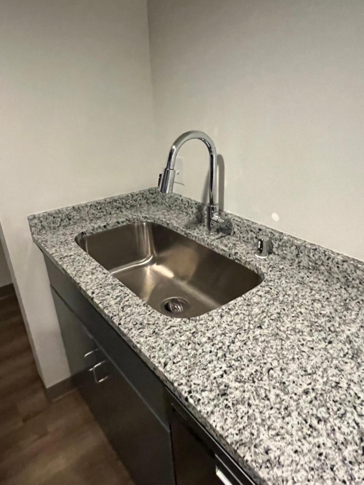 Ramada By Wyndham Milwaukee Hotel Екстериор снимка
