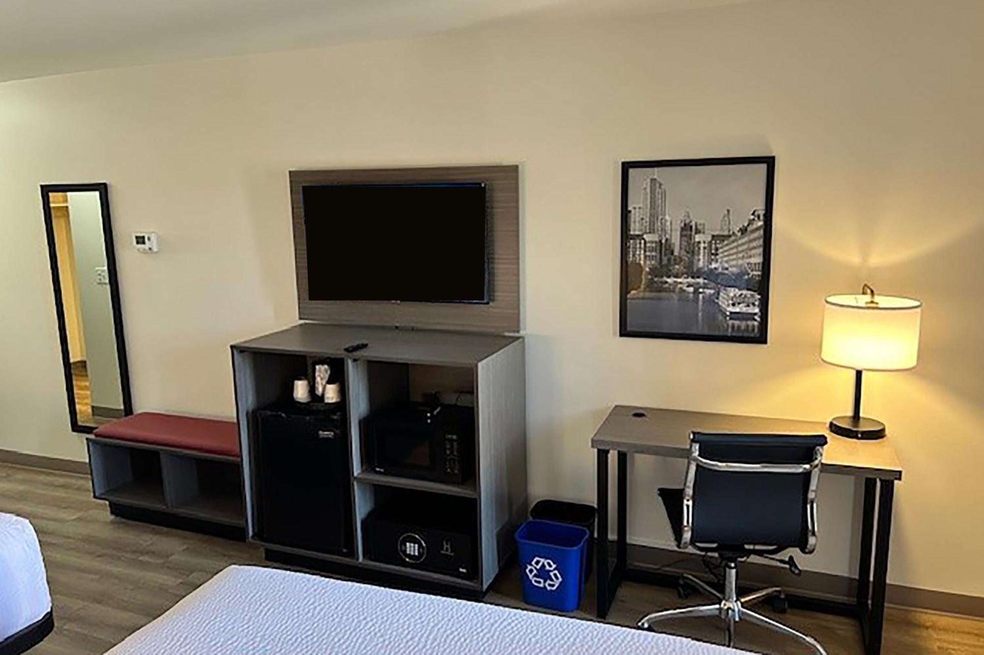 Ramada By Wyndham Milwaukee Hotel Екстериор снимка