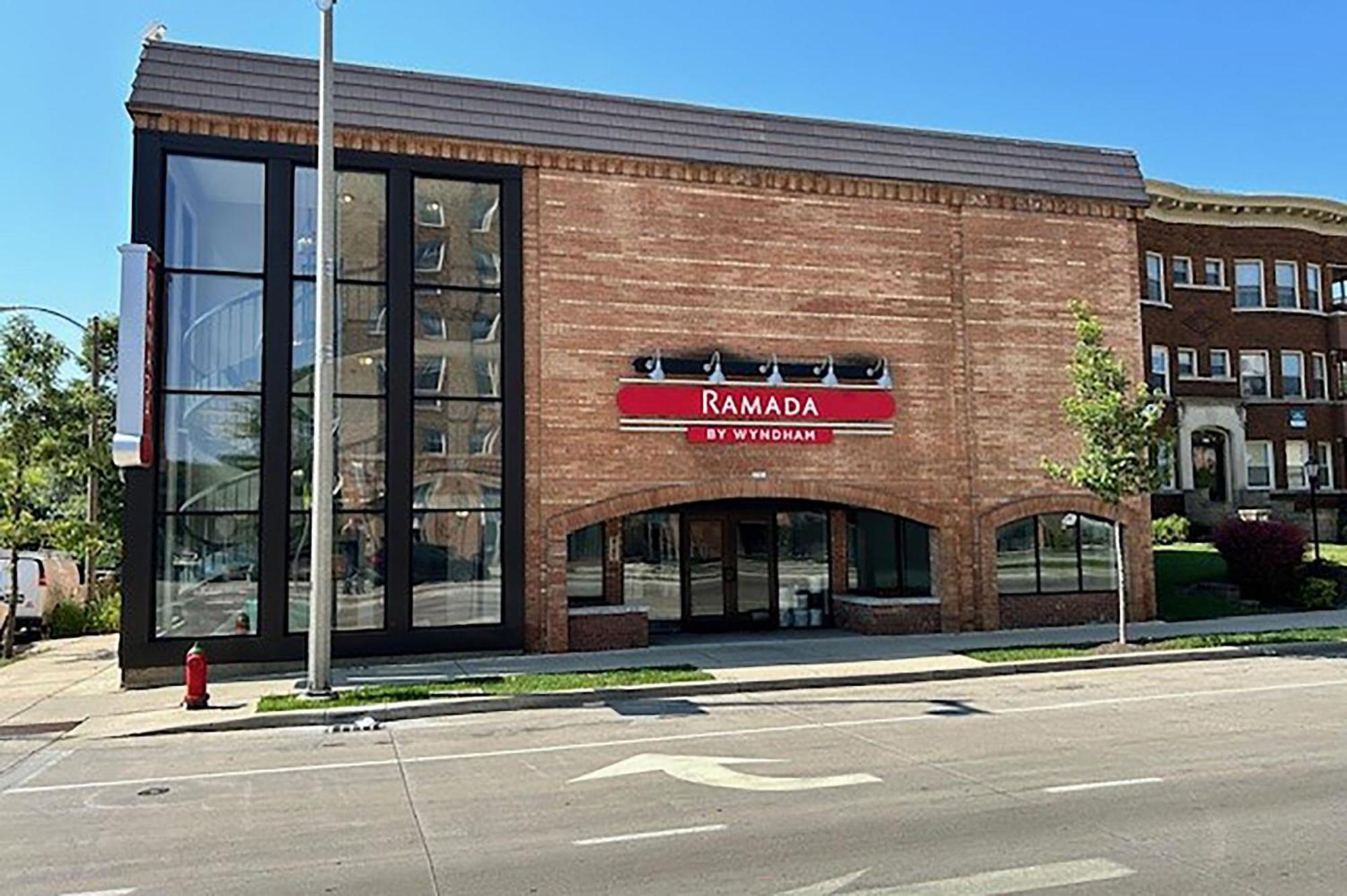 Ramada By Wyndham Milwaukee Hotel Екстериор снимка