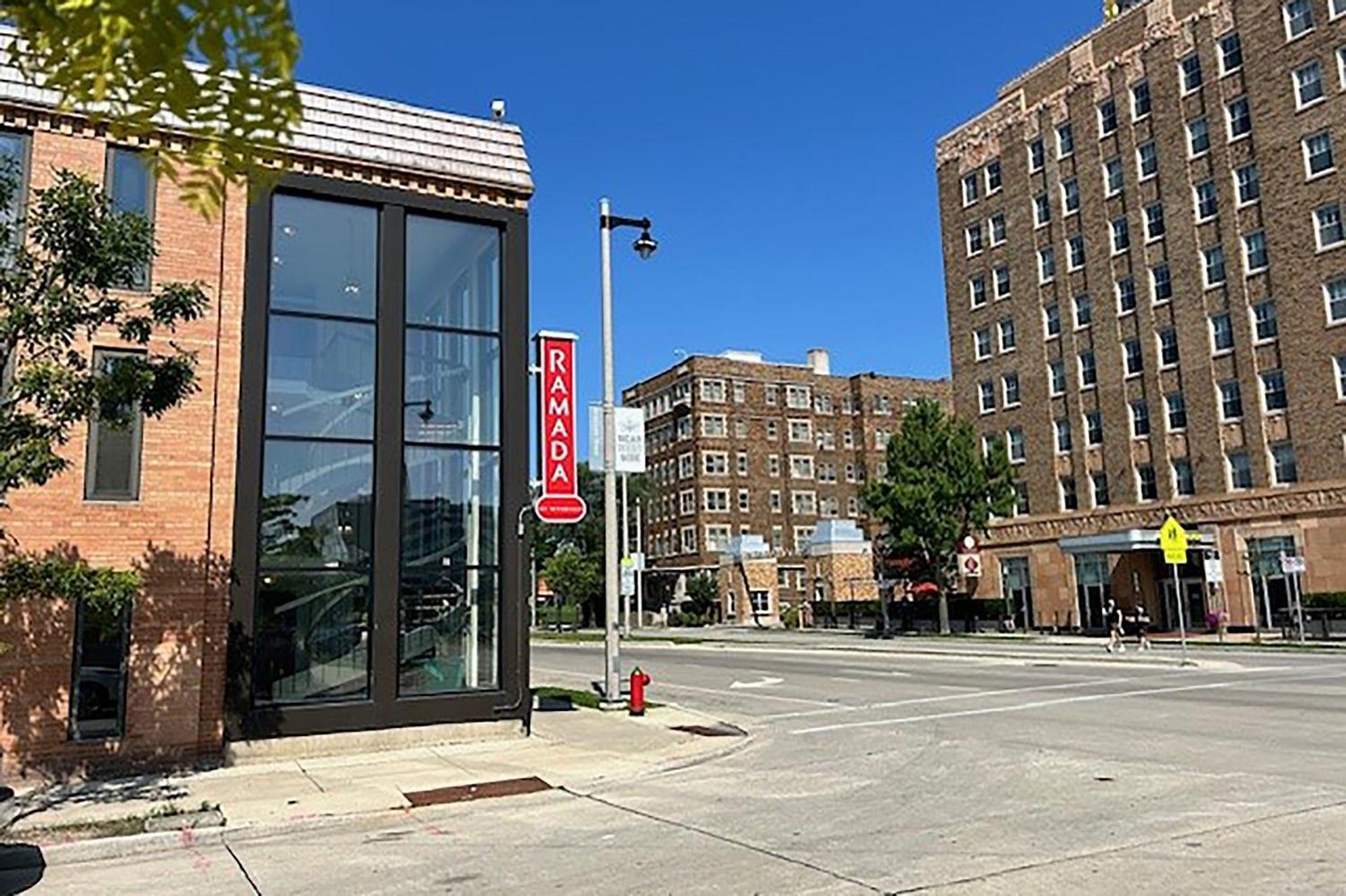 Ramada By Wyndham Milwaukee Hotel Екстериор снимка