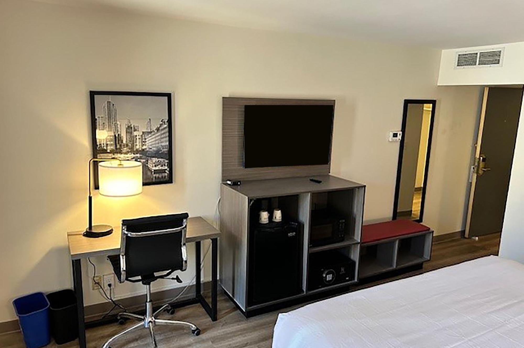 Ramada By Wyndham Milwaukee Hotel Екстериор снимка