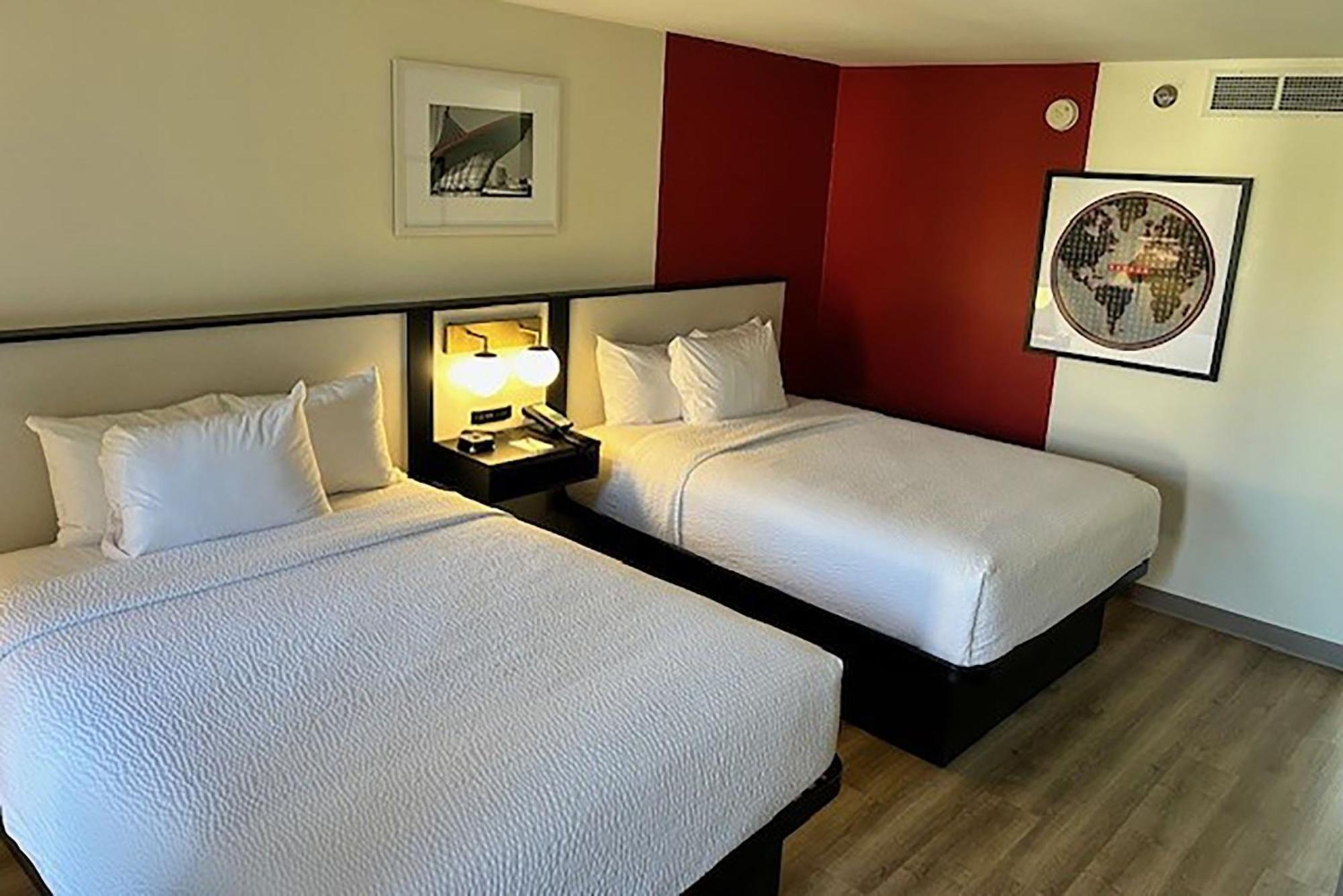 Ramada By Wyndham Milwaukee Hotel Екстериор снимка