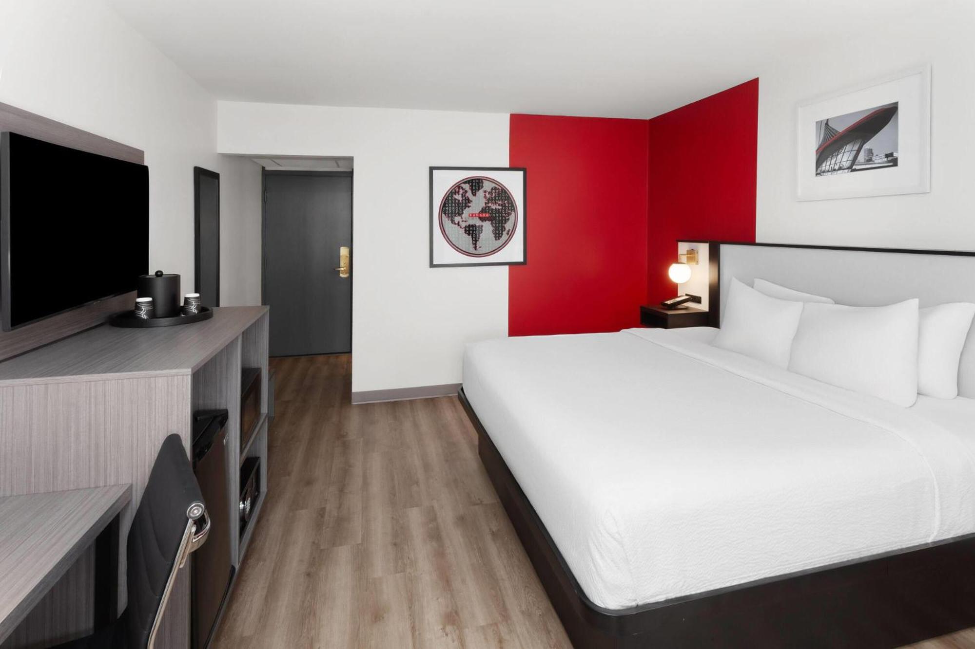 Ramada By Wyndham Milwaukee Hotel Екстериор снимка