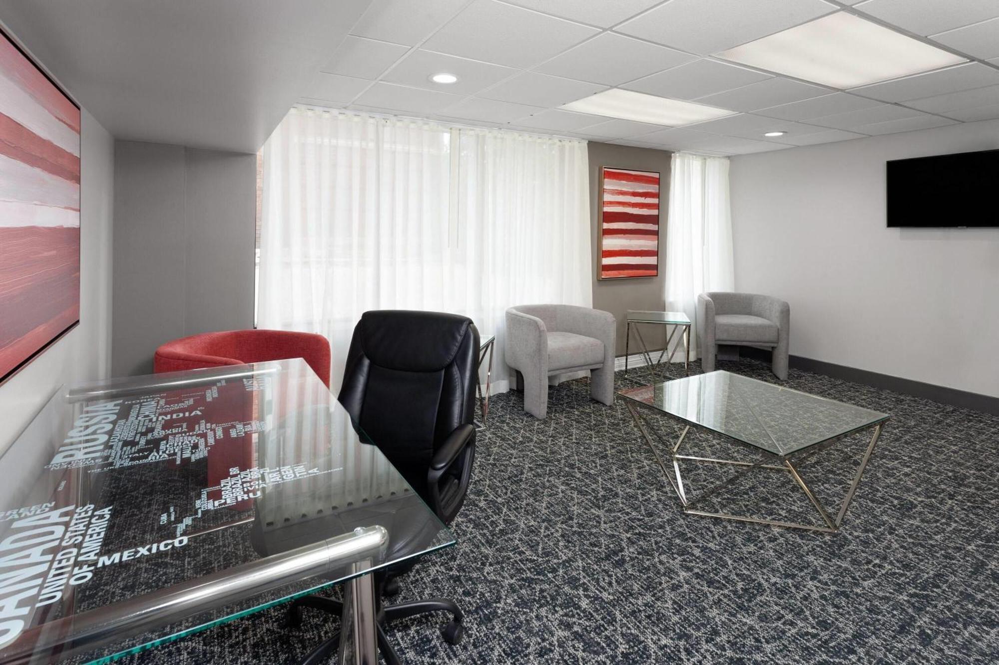 Ramada By Wyndham Milwaukee Hotel Екстериор снимка