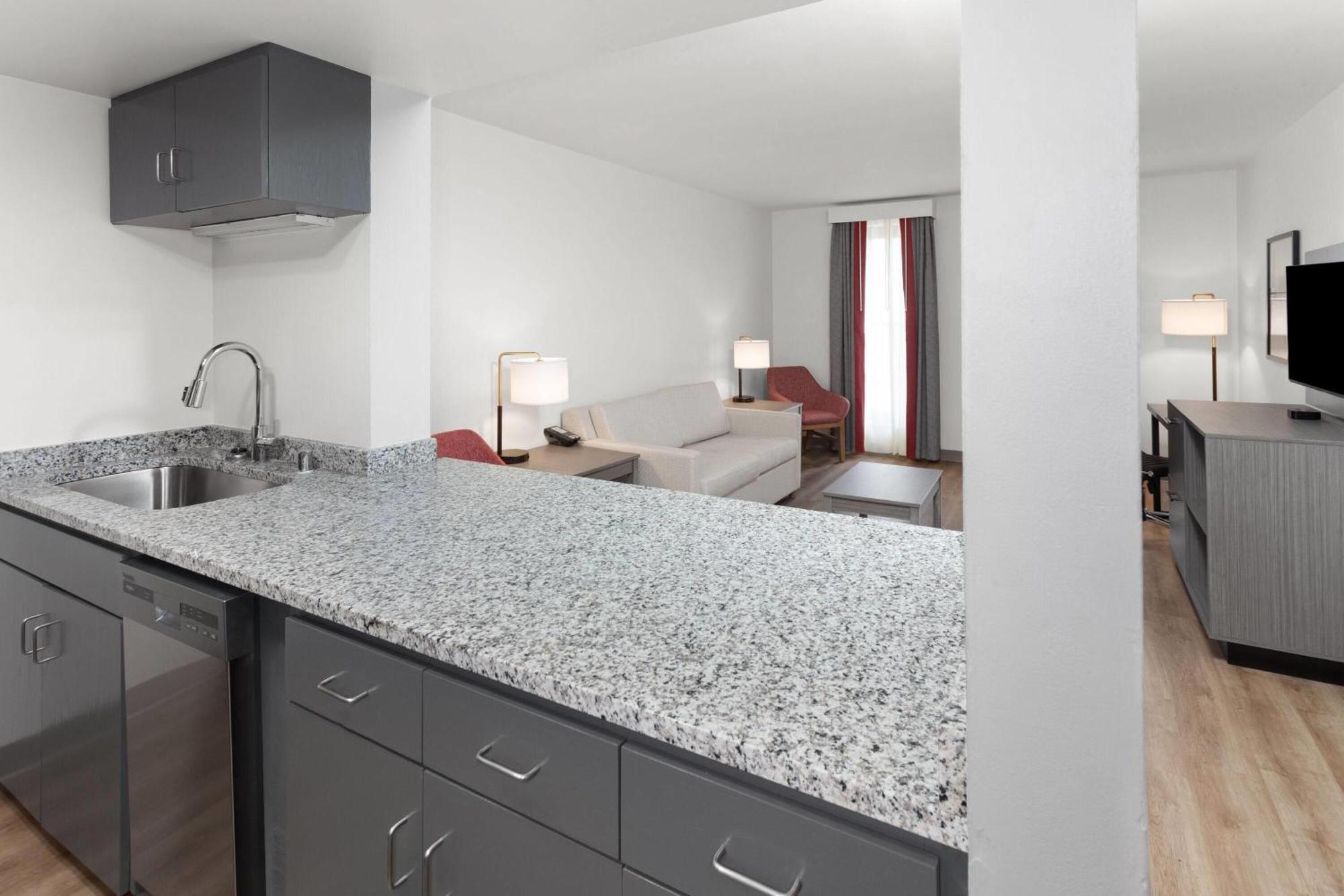 Ramada By Wyndham Milwaukee Hotel Екстериор снимка
