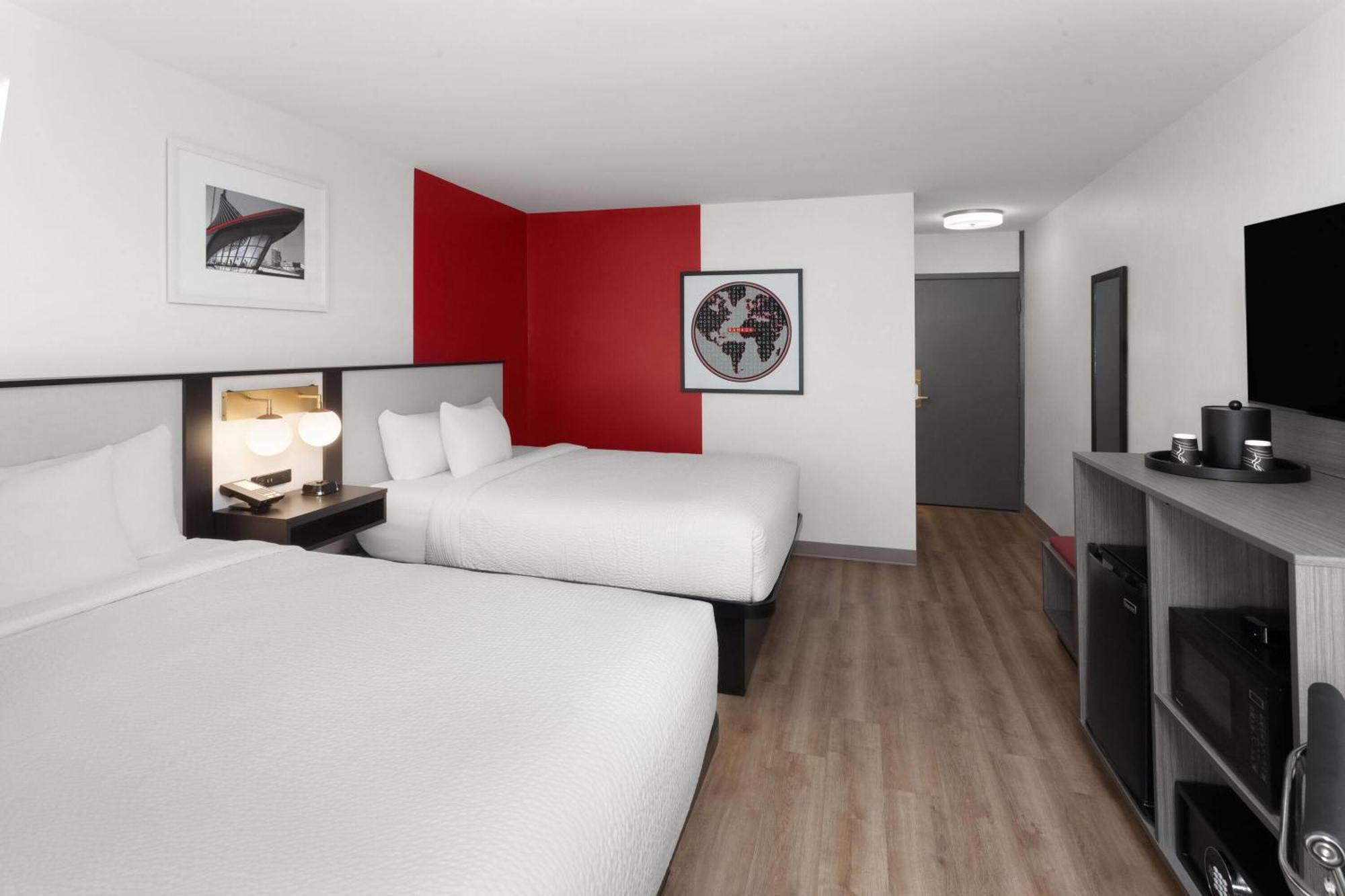 Ramada By Wyndham Milwaukee Hotel Екстериор снимка