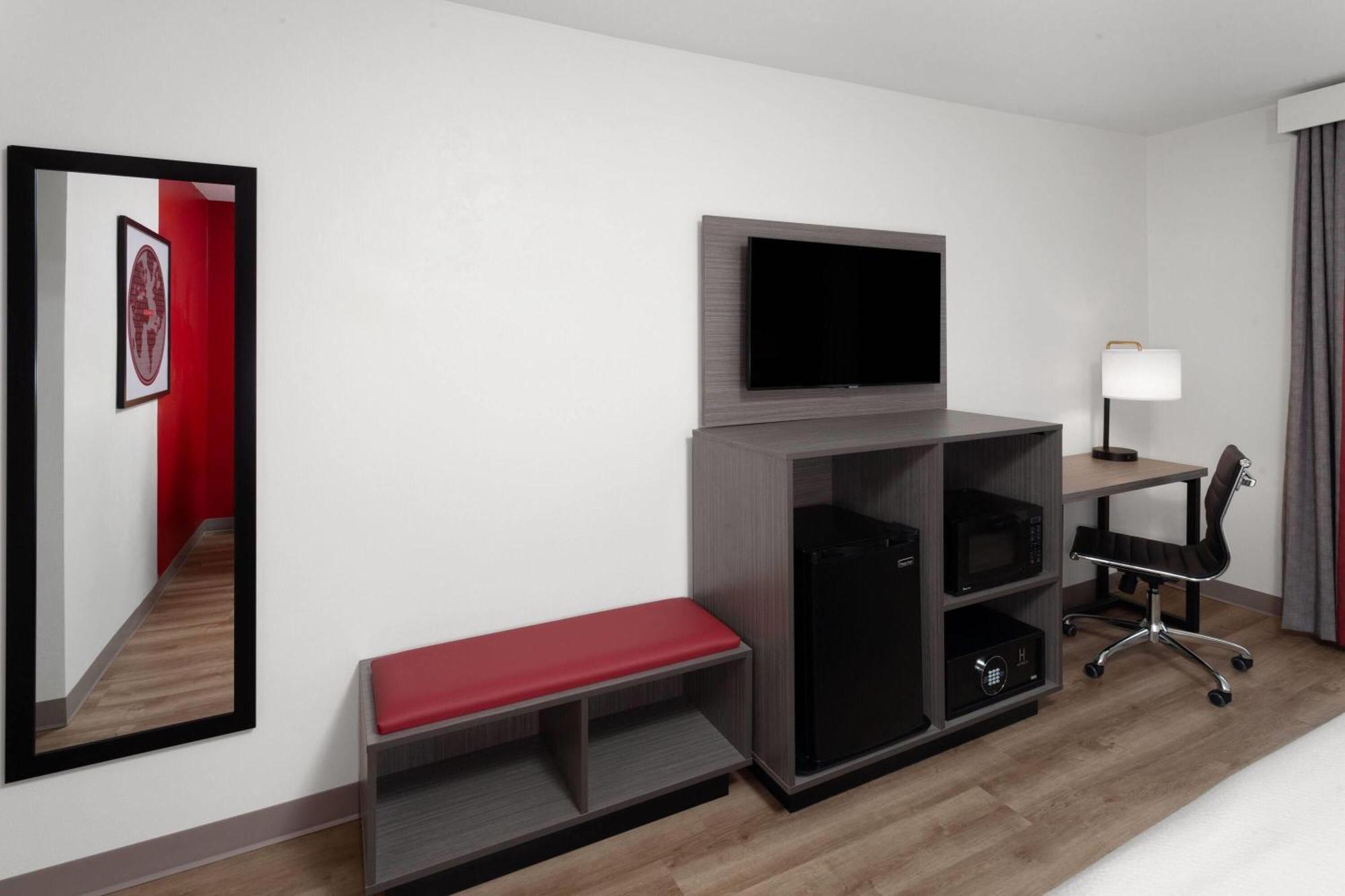 Ramada By Wyndham Milwaukee Hotel Екстериор снимка