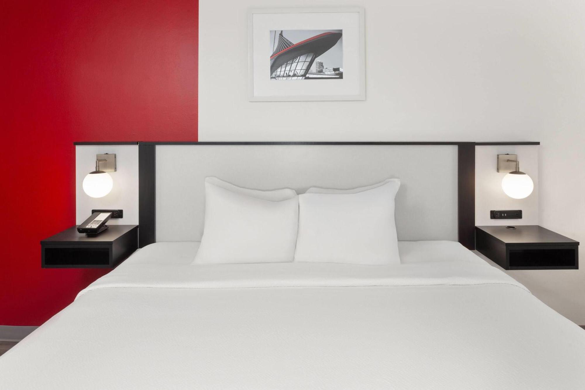 Ramada By Wyndham Milwaukee Hotel Екстериор снимка