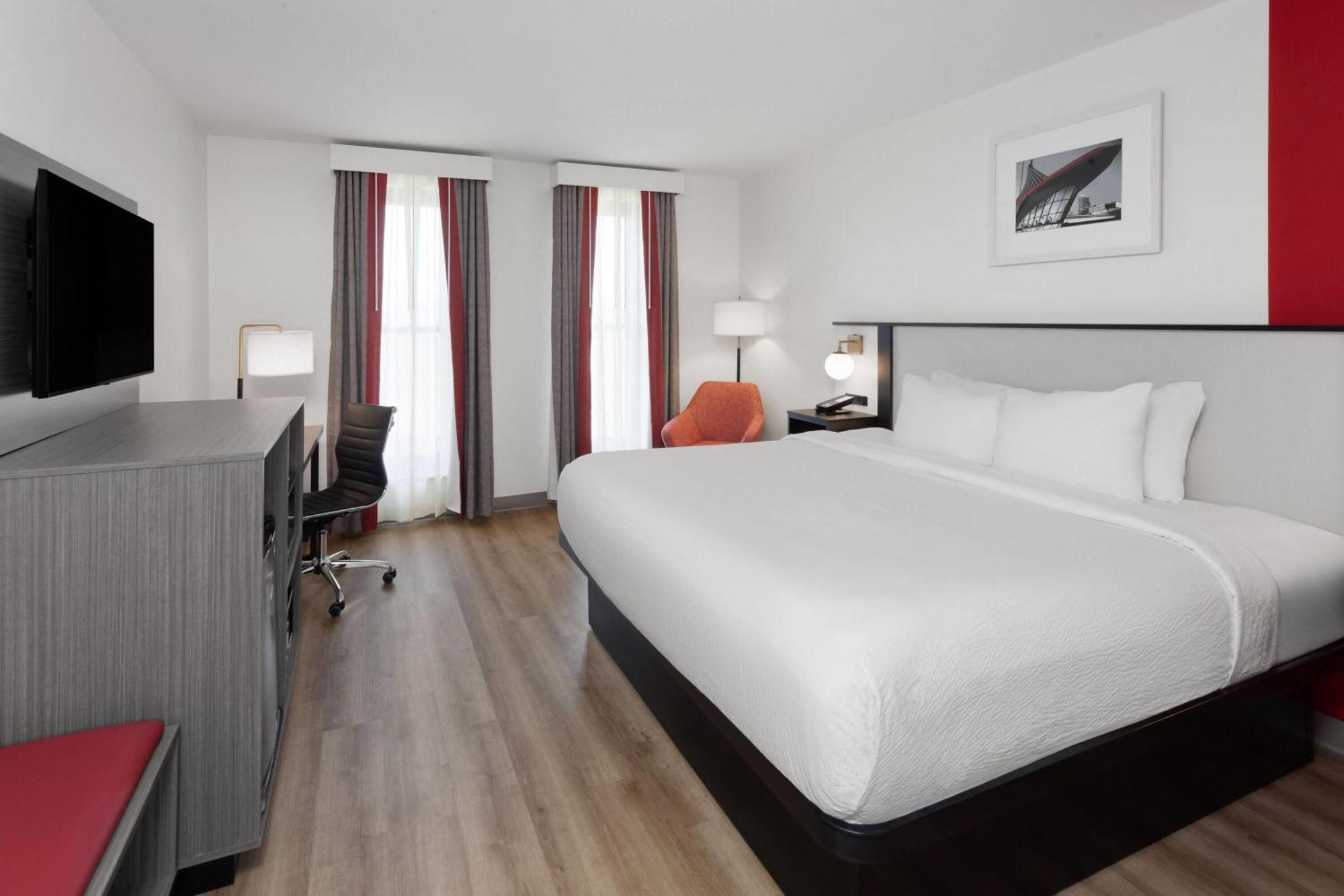 Ramada By Wyndham Milwaukee Hotel Екстериор снимка