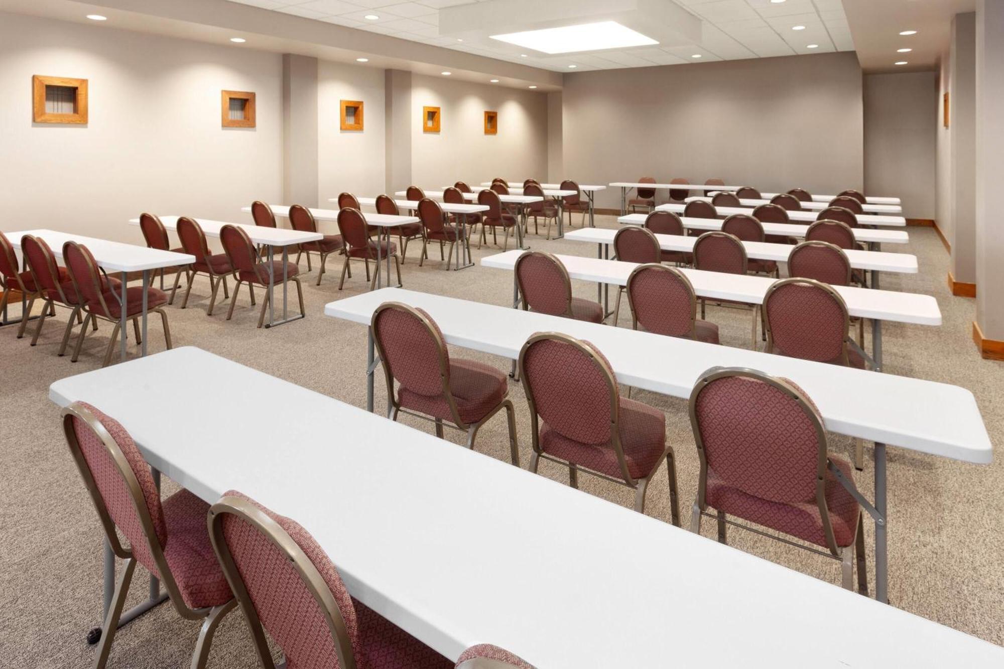 Ramada By Wyndham Milwaukee Hotel Екстериор снимка