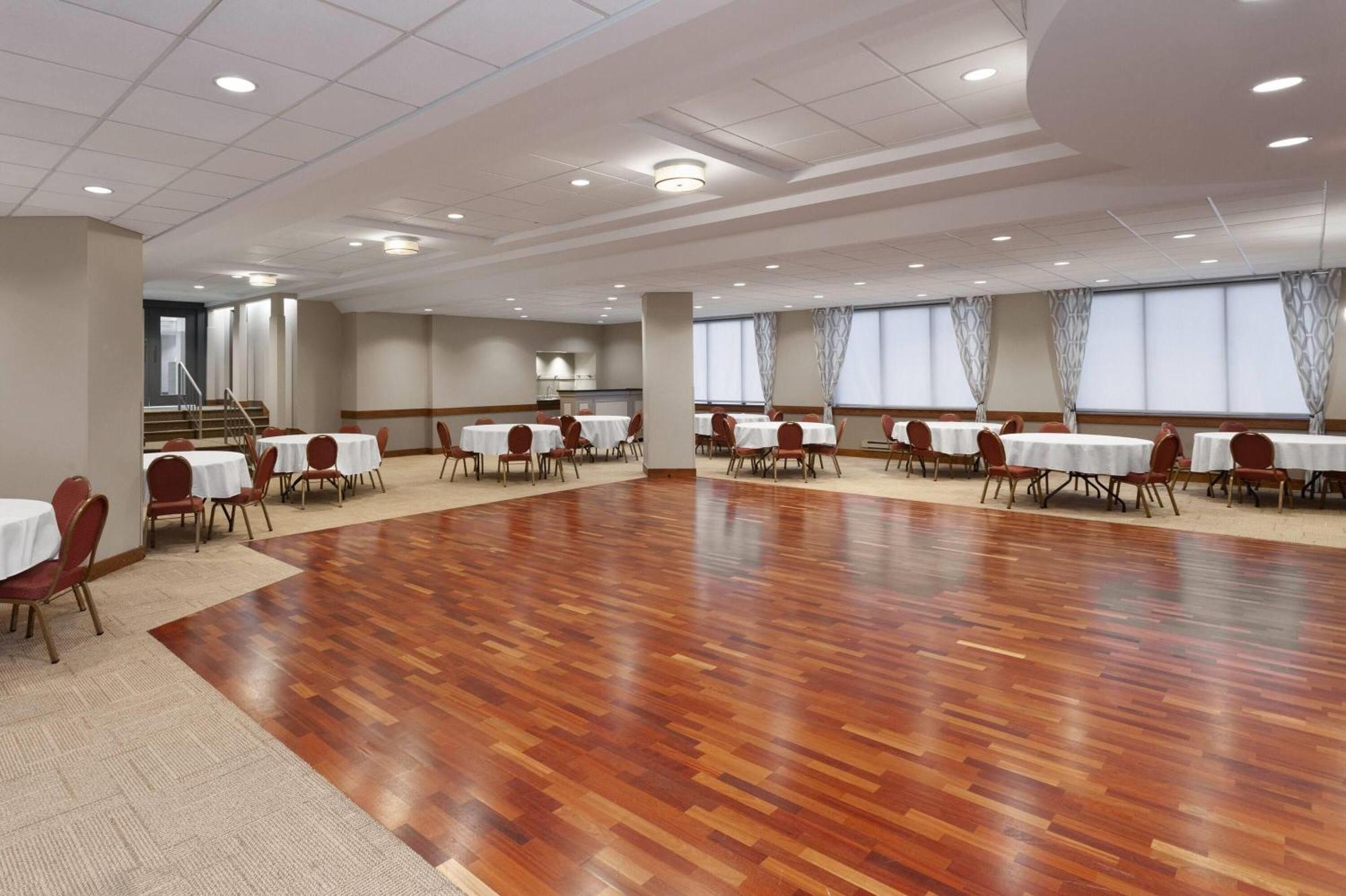 Ramada By Wyndham Milwaukee Hotel Екстериор снимка