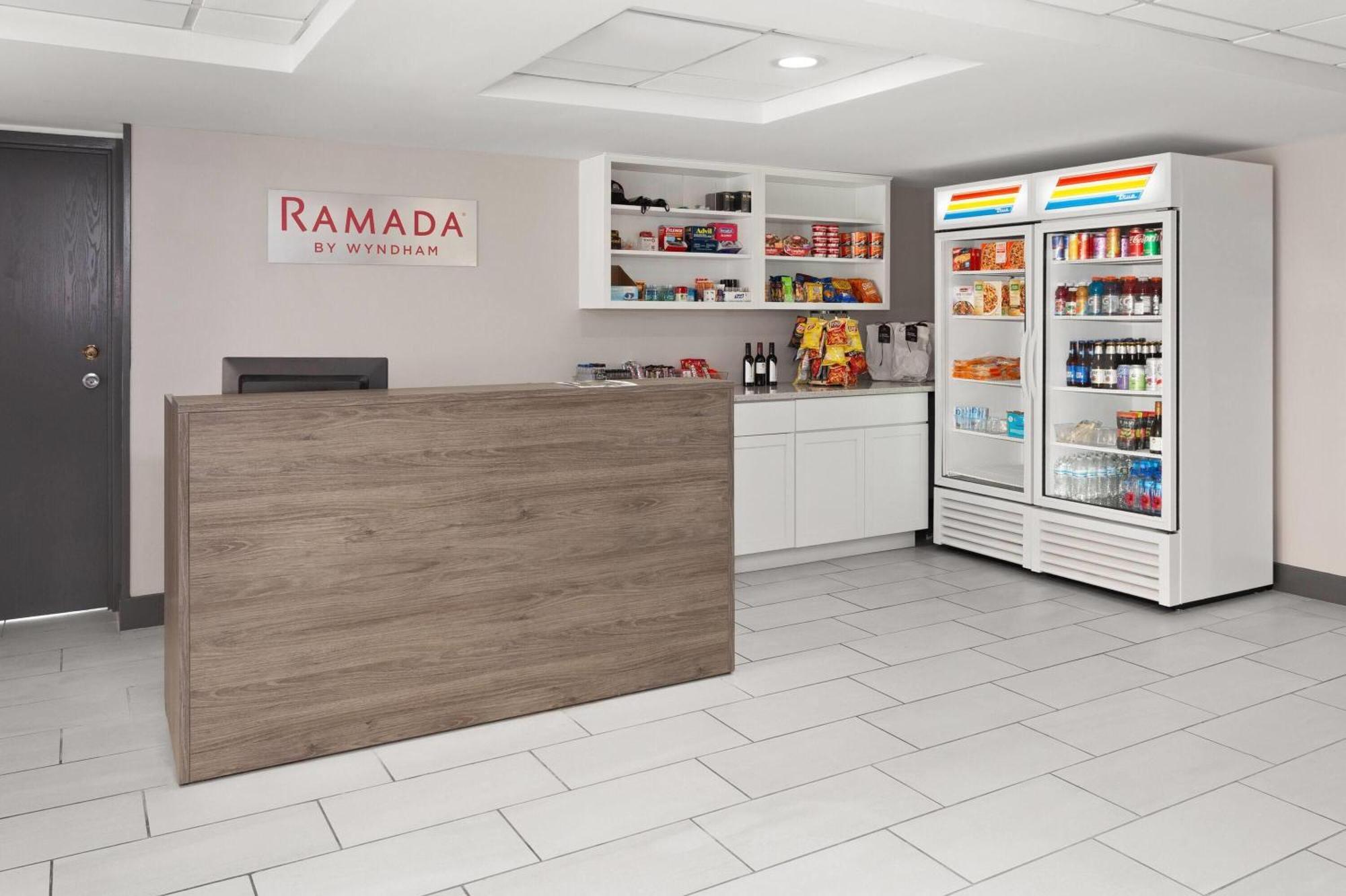 Ramada By Wyndham Milwaukee Hotel Екстериор снимка