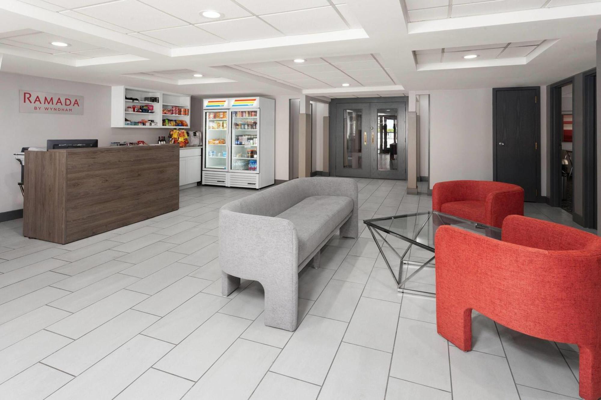 Ramada By Wyndham Milwaukee Hotel Екстериор снимка