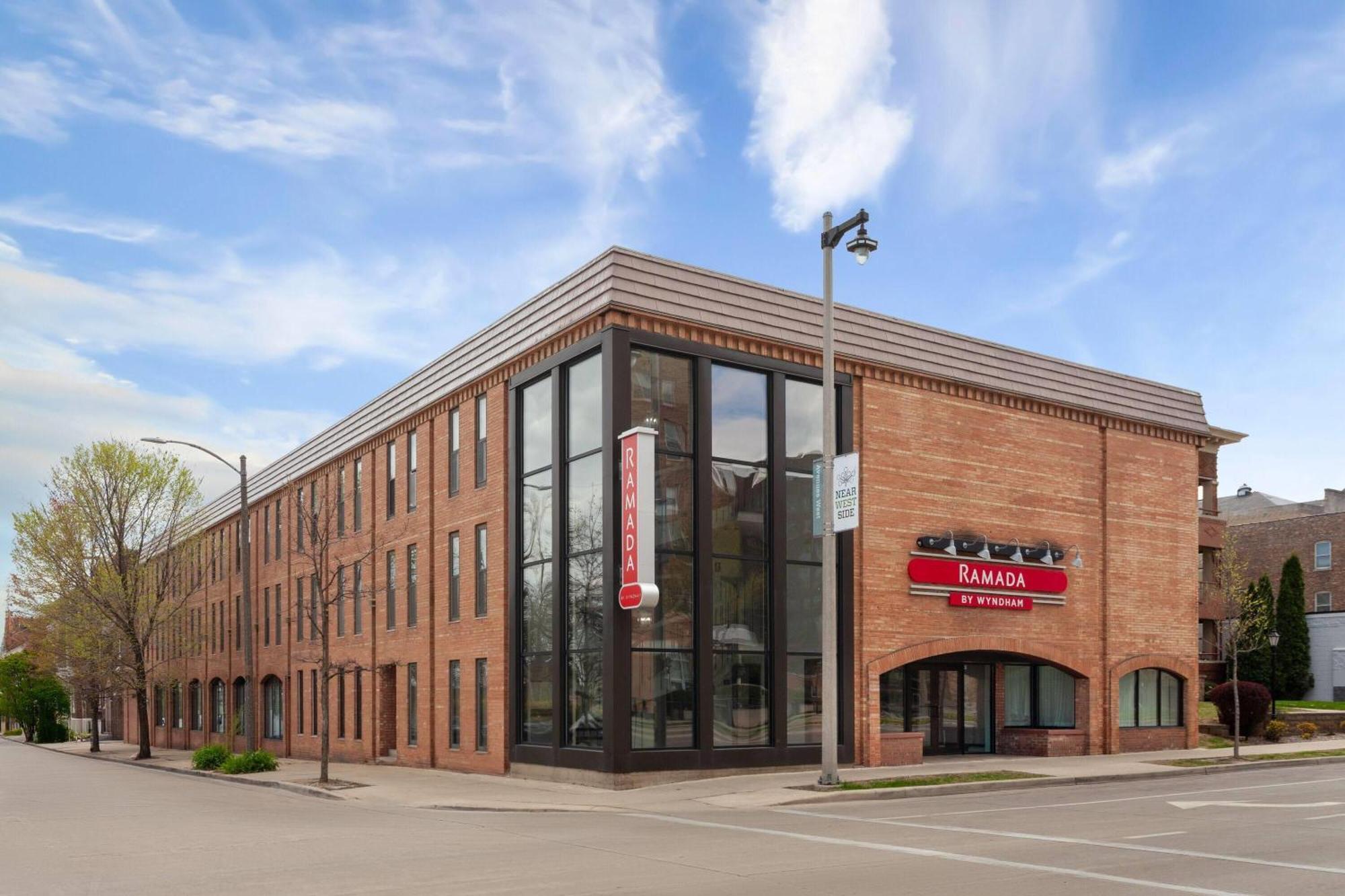 Ramada By Wyndham Milwaukee Hotel Екстериор снимка