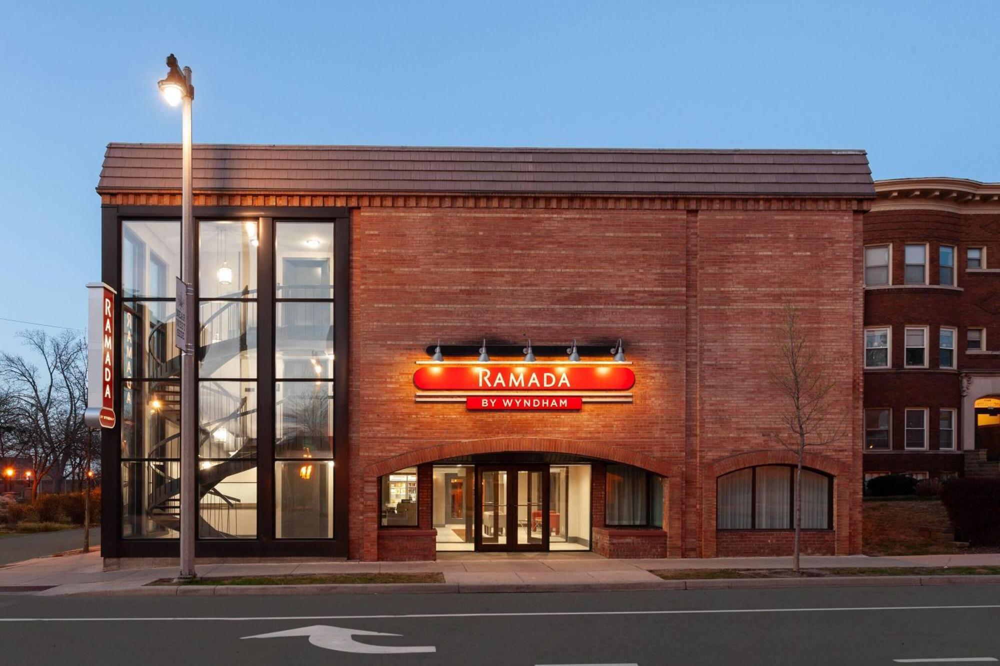 Ramada By Wyndham Milwaukee Hotel Екстериор снимка
