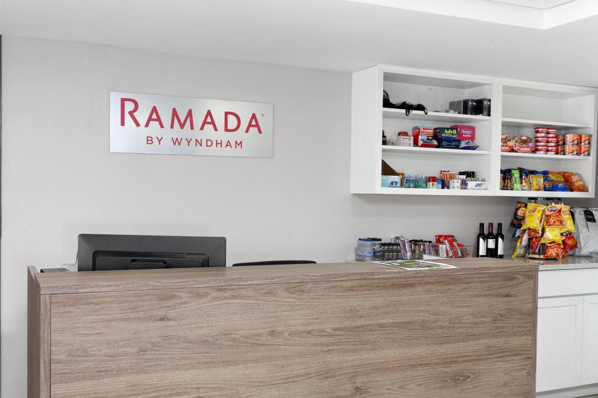 Ramada By Wyndham Milwaukee Hotel Екстериор снимка