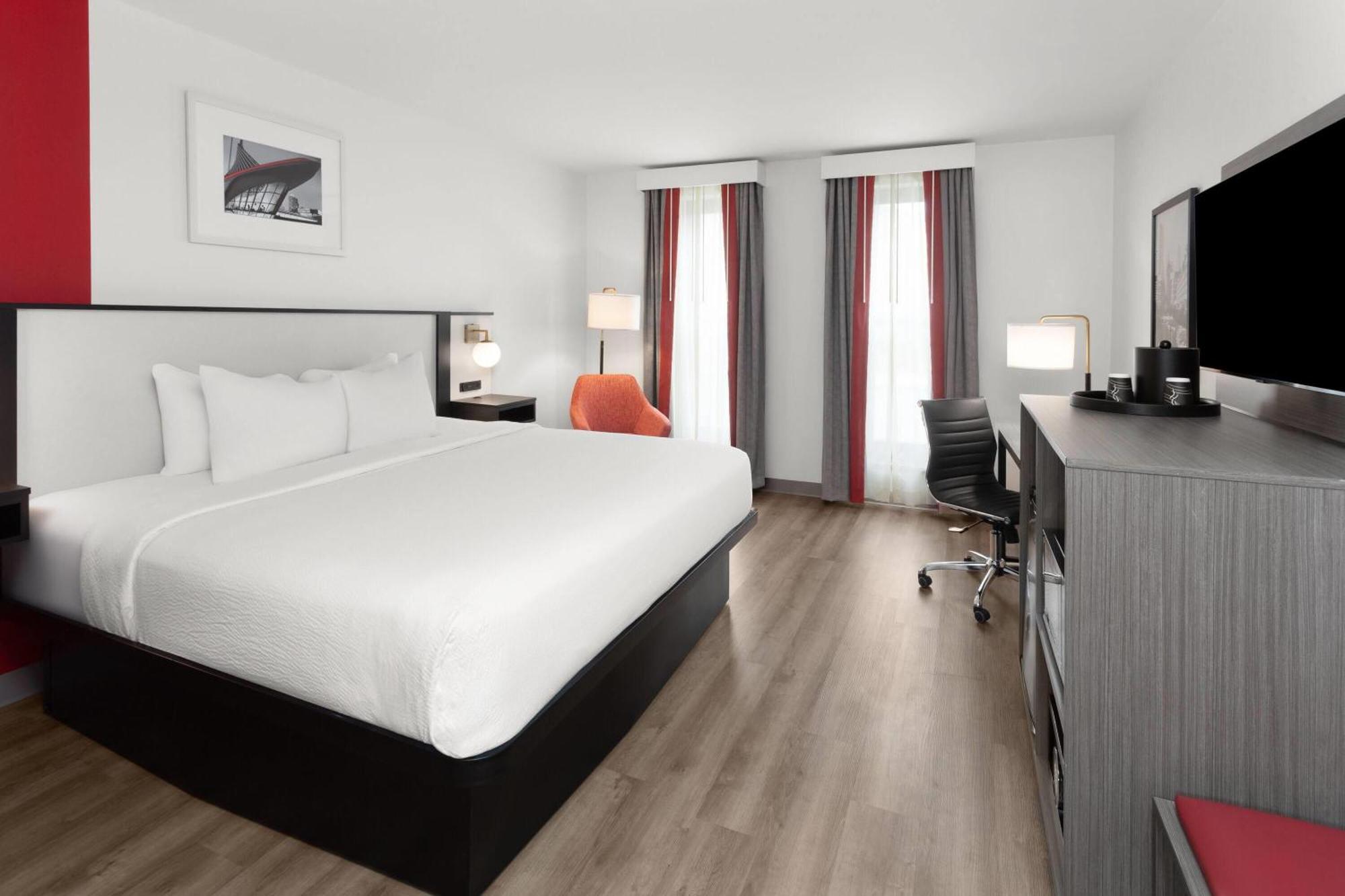 Ramada By Wyndham Milwaukee Hotel Екстериор снимка