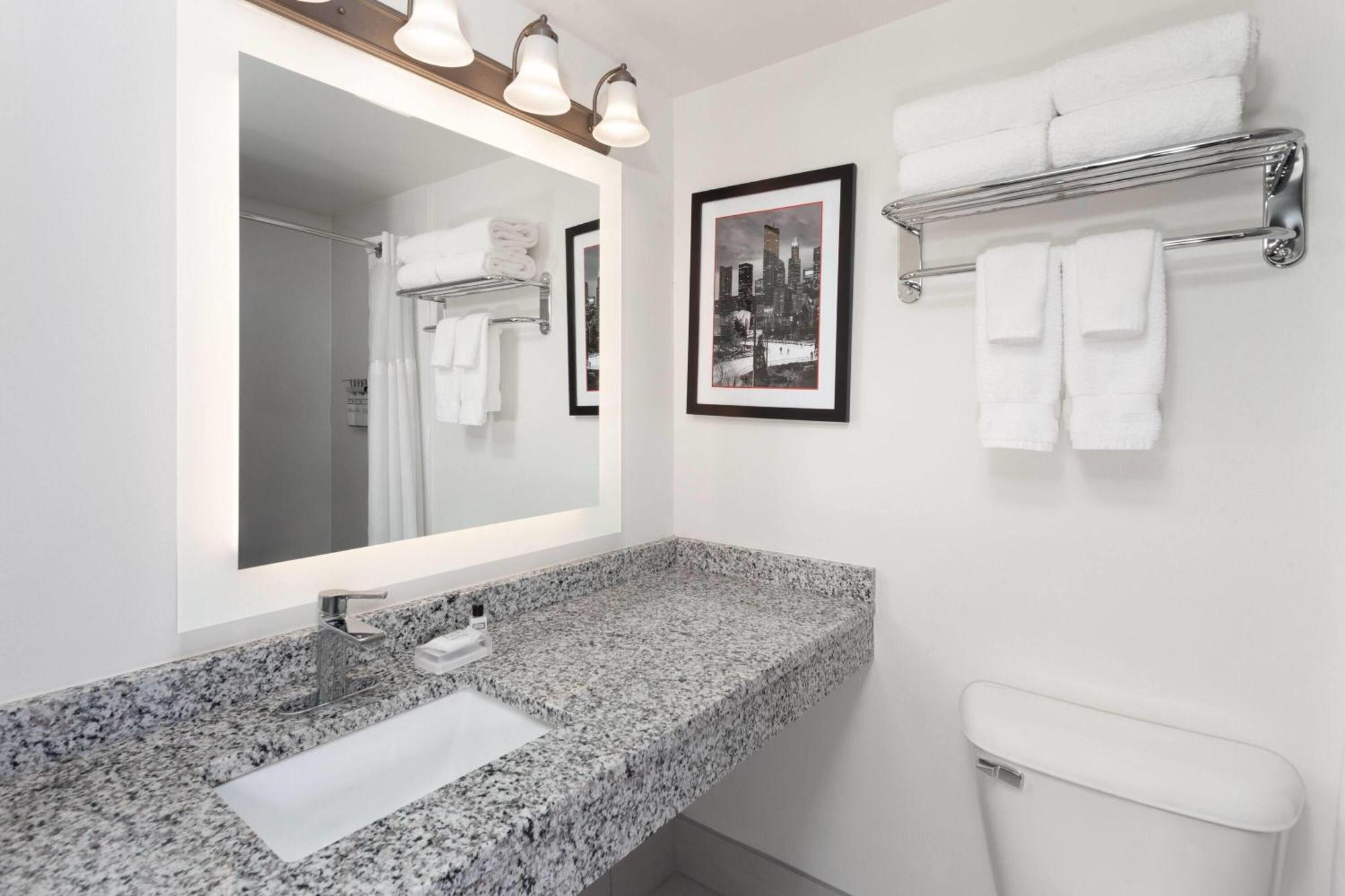 Ramada By Wyndham Milwaukee Hotel Екстериор снимка