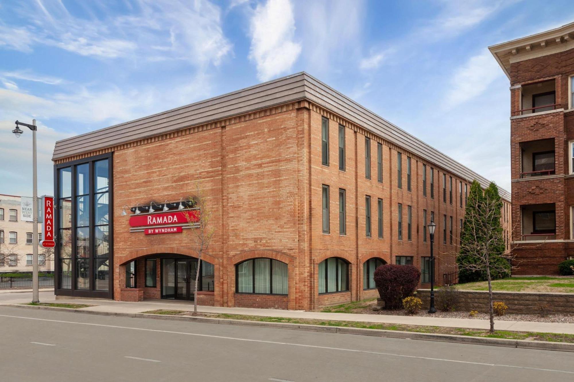 Ramada By Wyndham Milwaukee Hotel Екстериор снимка