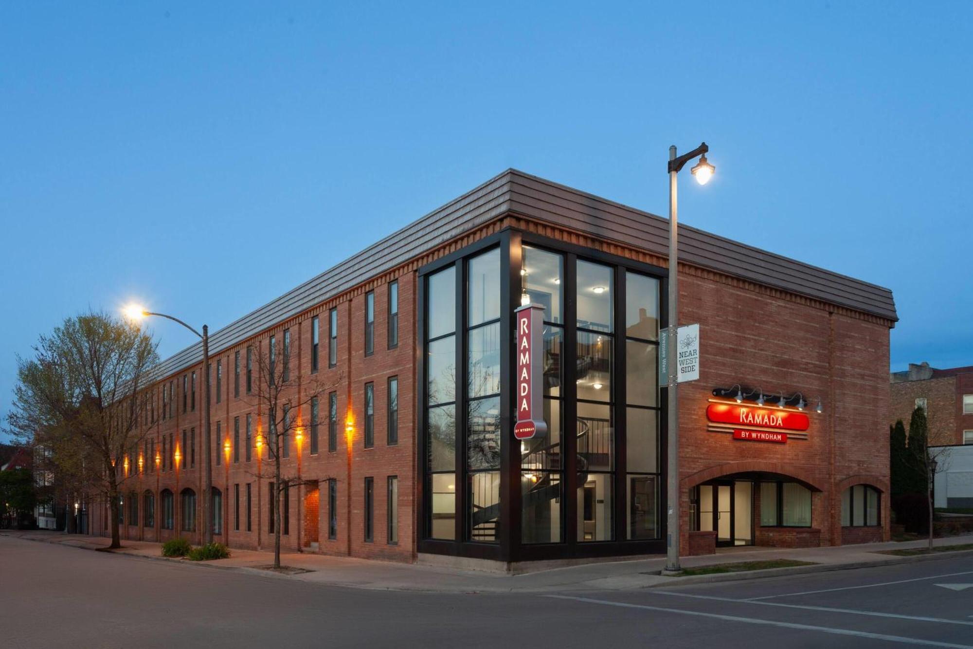 Ramada By Wyndham Milwaukee Hotel Екстериор снимка