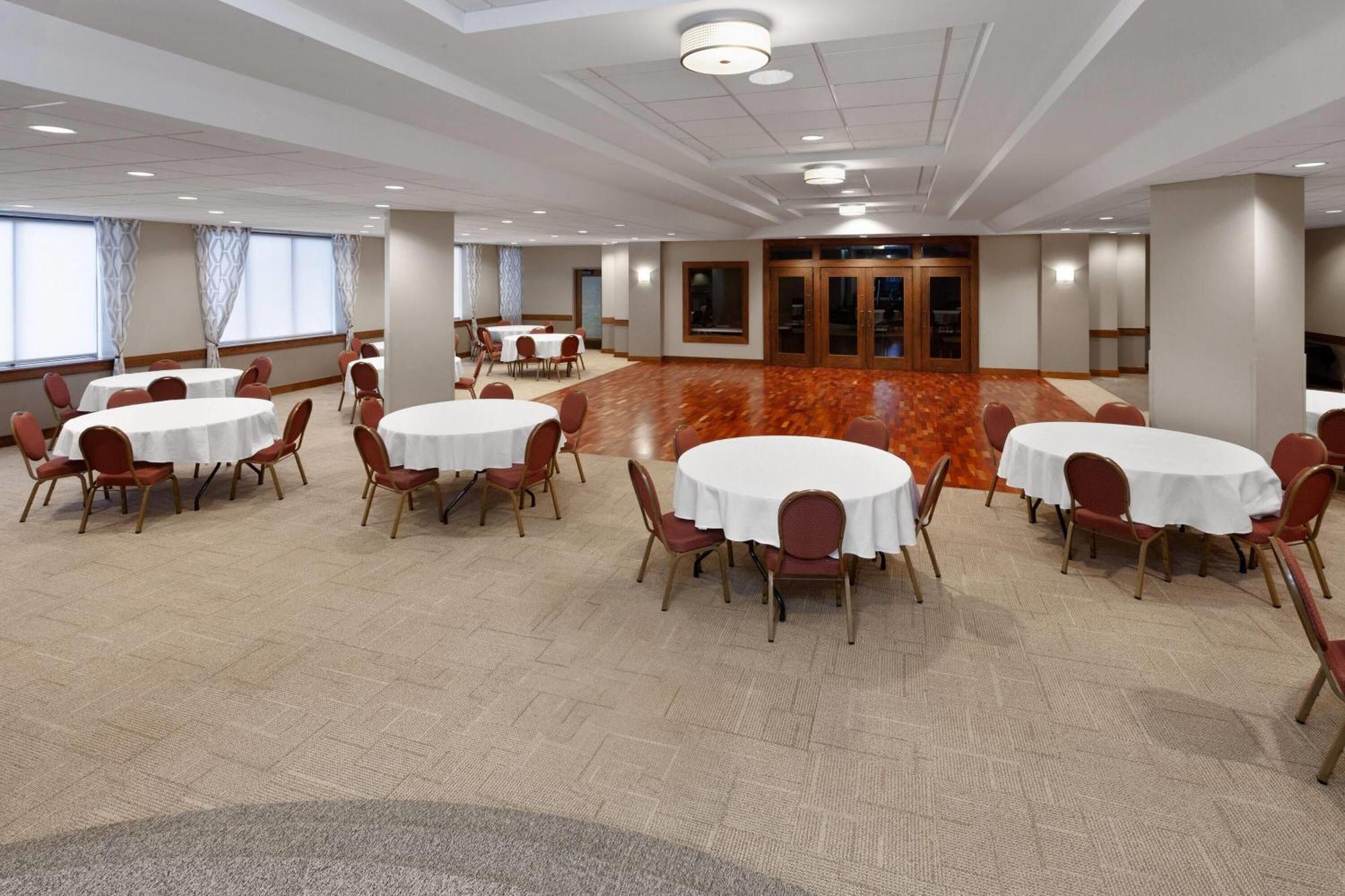 Ramada By Wyndham Milwaukee Hotel Екстериор снимка
