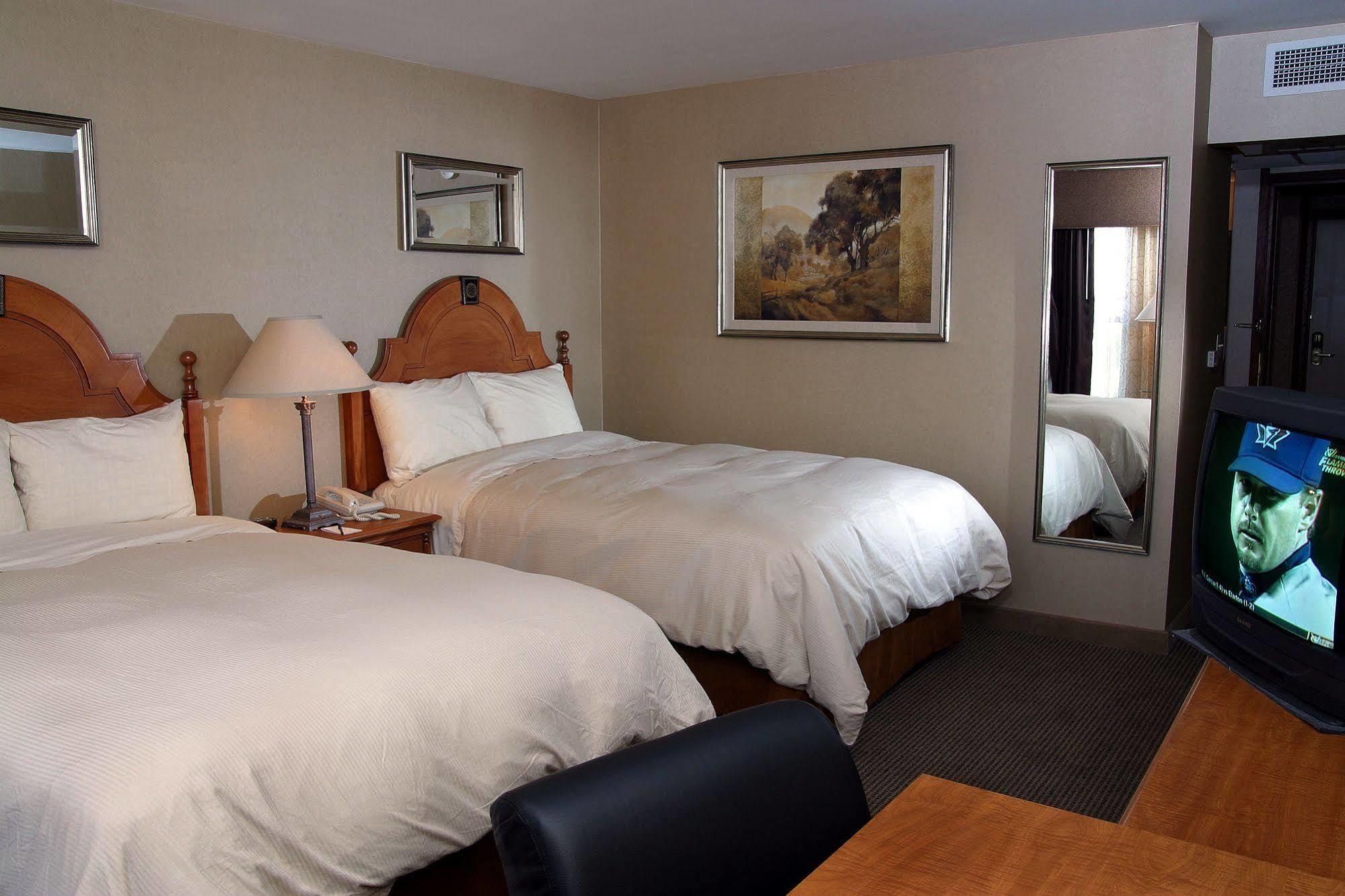 Ramada By Wyndham Milwaukee Hotel Екстериор снимка